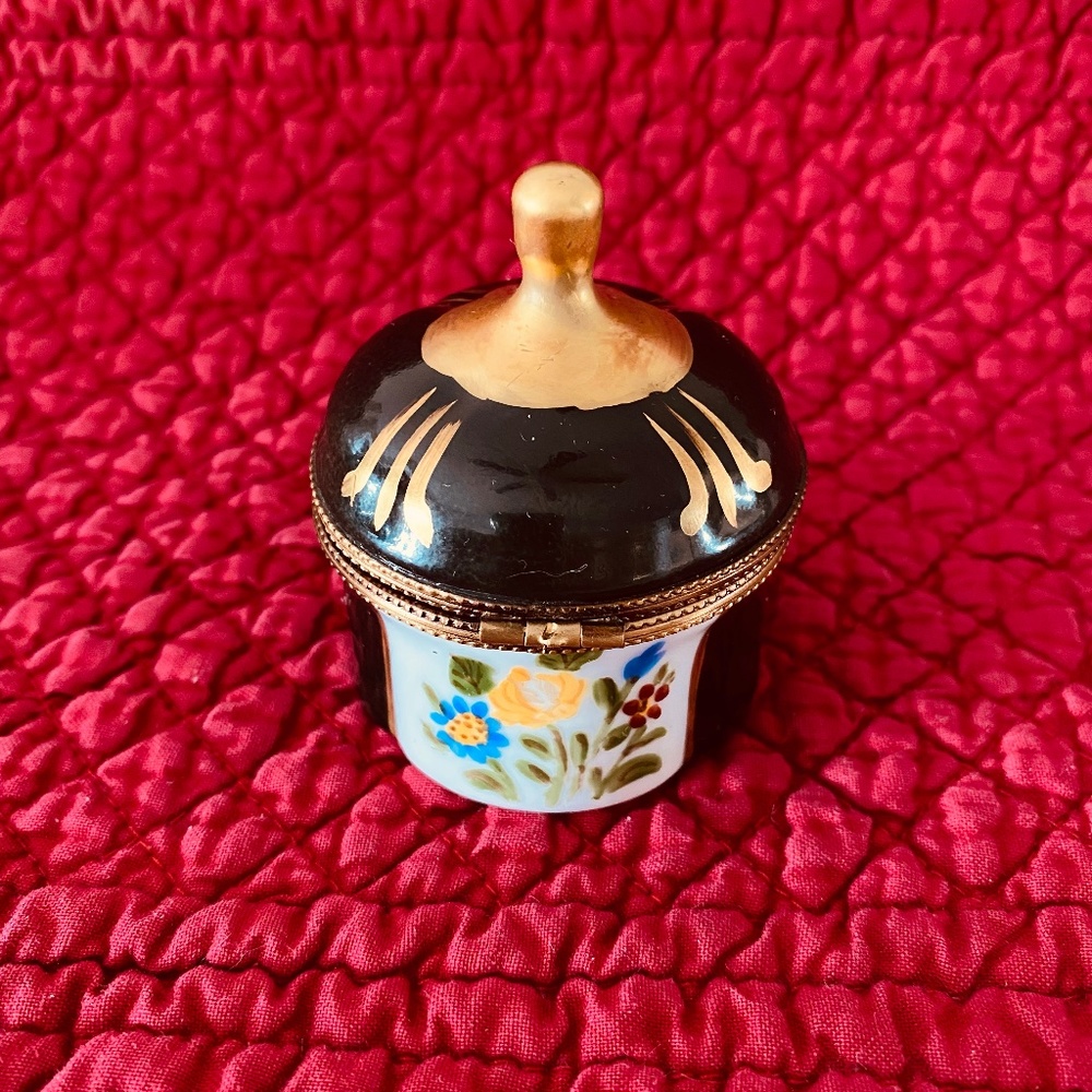 LIMOGES/COLLECTIBLE  ---  Beautiful Porcelain Perfume Trinket Box